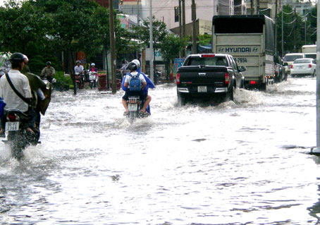 Mưa gây ngập sâu ở đường Dương Tử Giang (TP. Biên Hòa). Ảnh: T. Toàn