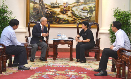 Phó Chủ tịch UBND tỉnh Phan Thị Mỹ Thanh (bên phải) làm việc với Tổng giám đốc CFT