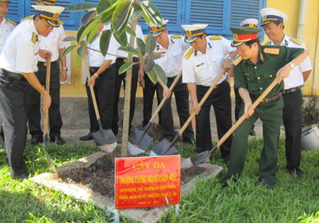 Thứ trưởng Nguyễn Huy Hiệu cùng các đồng chí trong cơ quan Bộ Tư lệnh Vùng 2 Hải quân trồng cây đa lưu niệm.