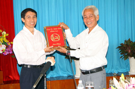 Đồng chí Lê Hồng Phương tặng biểu tượng của Đồng Nai cho đồng chí Phó bí thư Thành ủy Hà Nội.