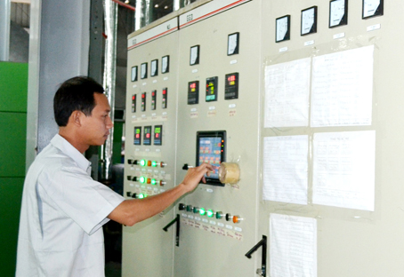 Công nhân Công ty Đồng Việt Phú đang vận hành máy sản xuất vải không dệt.