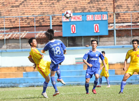 Đội Lẩu tôm 5 Ri (áo xanh) giành chiến thắng ở trận ra quân trước P.Tân Phong