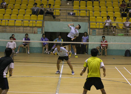 Đôi Trọng Hưng - Vinh Quang (Đồng Nai, ở phía xa) trong trận chung kết đồng đội nam với Bình Thuận