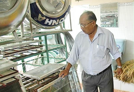 Cụ Nguyễn Văn Sắc tại cơ sở kinh doanh của gia đình.  Ảnh: N. Hoàng