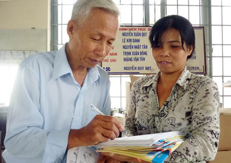 Chị Tuyết phát tờ rơi và thuốc cho bà con trong tổ trong kế hoạch tuyên truyền phòng chống bệnh tay chân miệng.                         