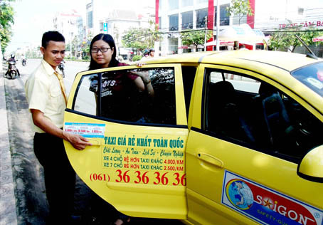 Tài xế taxi Sài Gòn niềm nở phục vụ hành khách.         Ảnh: B. Nguyên
