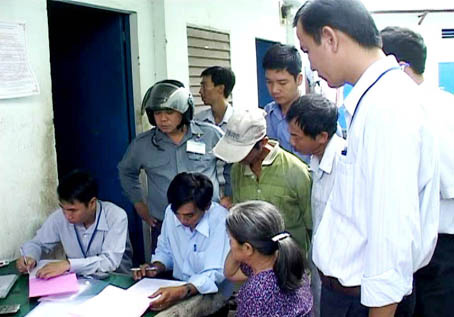 Đoàn kiểm tra tại một nhà trọ ở phường Long Bình.                                                     Ảnh: Đ.D