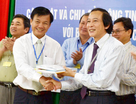 PSG, TS Trần Thục, Viện trưởng Viện KH KTTV&MT (phải) trao kịch bản BĐKH chi tiết cho UBND TP.Cần Thơ