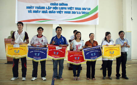 Trao giải cho các VĐV đạt thứ hạng