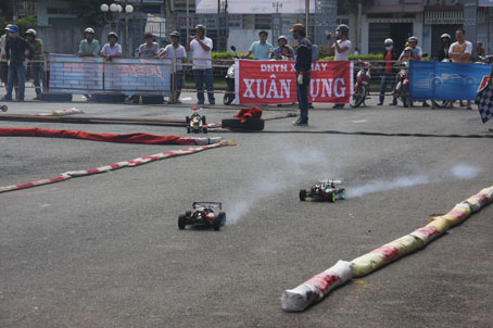 Xe mô hình điều khiển từ xa trên đường đua