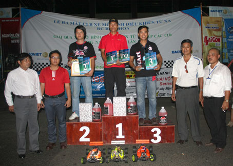 BTC trao giải cho các tay đua đạt nhất, nhì, ba hạng A