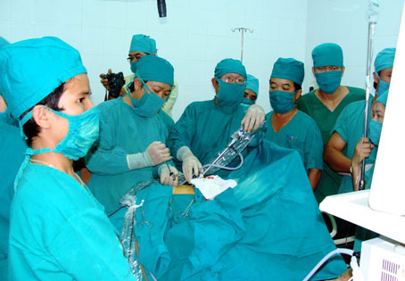Bác sĩ của Bệnh viện đa khoa khu vực Định Quán tiếp nhận kỹ thuật mổ nội soi tiết niệu từ Bệnh viện đa khoa Thống Nhất.   Ảnh: Phi Trường