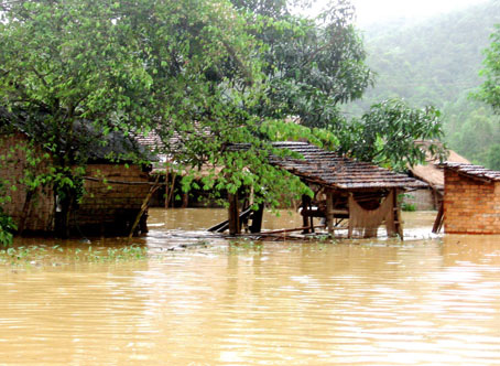 Năm 2011, lũ lụt diễn biến phức tạp gây thiệt hại nhiều nơi, nguyên nhân một phần là do BĐKH (ảnh minh họa). Ảnh: VÂN NAM