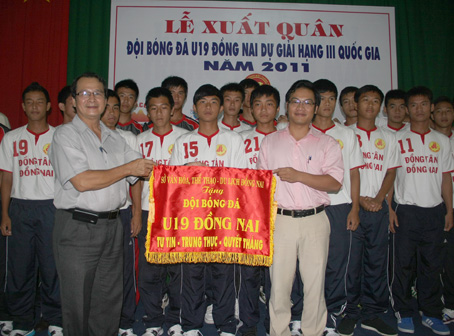 Toàn đội U.19 Đồng Nai tại lễ xuất quân.             Ảnh: H.ANH