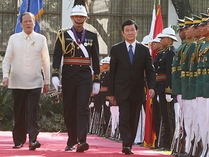 President Benigno S.Aquino III and President Truong Tan Sang review the guard of honour (Source:VNA) 