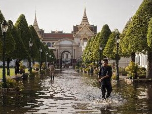 Ngập lụt tại khu vực cổng chính vào Cung điện lớn ở Bangkok ngày 27-10. (Nguồn: AFP/TTXVN) 