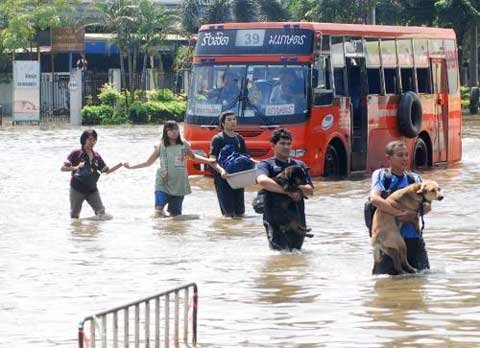 Cảnh đường phố bị ngập lụt ở Bangkok