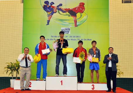 Nguyễn Ngọc Giang (Đồng Nai) nhận HCĐ hạng cân 71 kg nam. Ảnh: H.ANH