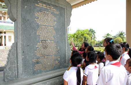 Học sinh Biên Hòa tìm hiểu lịch sử văn hóa Đồng Nai. Ảnh: P.D