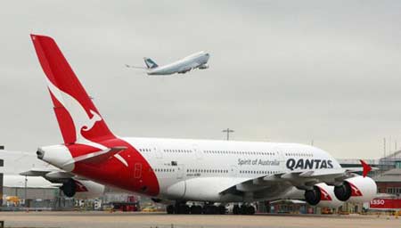 Một máy bay của hãng Qantas tại sân bay Heathrow, Anh.