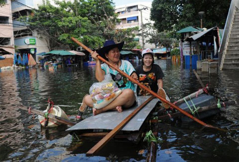 Với nhiều người, việc lần đầu tiên phải đi chạy lũ trên những chiếc thuyền tự chế cũng mang lại chút cảm giác thú vị.