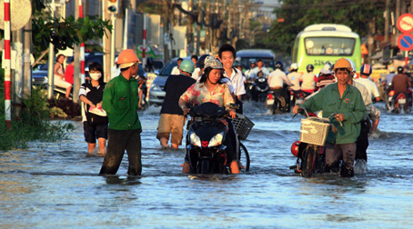           Triều cường gây ngập ở một số tuyến đường.