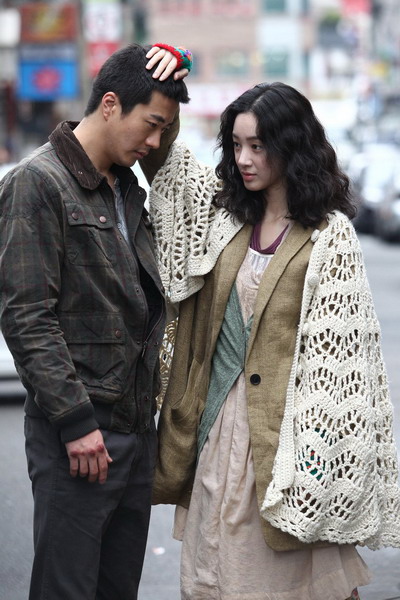 Kwon Sang-woo đóng cặp với Jung Rey-won trong "Pain". Ảnh: Lotte.