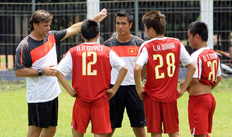 Bằng nhiều cách khác nhau, thầy trò HLV Falko Goetz đều thể hiện quyết tâm cháy bỏng với ngôi vị cao nhất tại SEA Games 26. Ảnh: T.L