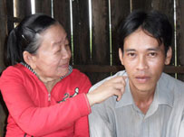 Nguyen Thi Phuong (L) and her husband