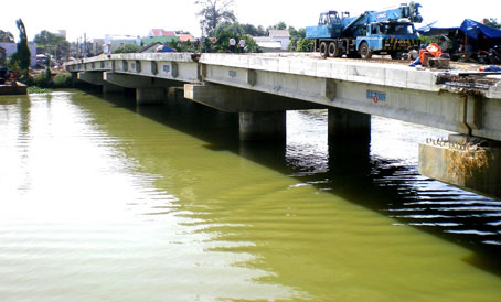 Công trường cầu Hiệp Hòa vắng vẻ công nhân, máy móc thiết bị không hoạt động. (Ảnh chụp sáng ngày 4-11)