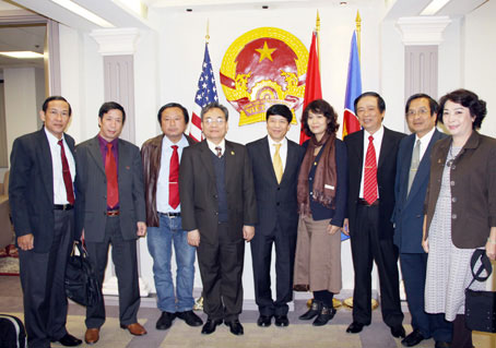 Đoàn đại biểu Hội Nhà báo Việt Nam chụp ảnh lưu niệm với Đại sứ Nguyễn Quốc Cường (đứng giữa).    Ảnh: Đ.Liên