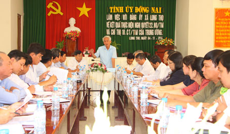 Đồng chí Lê Hồng Phương phát biểu với Đảng bộ xã Long Thọ.