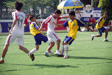 Trà Bách Bảo (áo trắng) - một trong 4 đội lọt vào bán kết