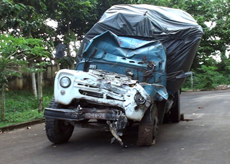 Chiếc xe ô tô tải bị hư hỏng nặng sau khi tài xế Nguyễn Văn Hưởng điều khiển gây tai nạn vào tối 2-11.