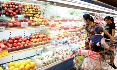 Customers purchase foodstuff at Co.op Mart in HCM City. The city now has 3,722 points of sale under the local price-stabilisation programme.—VNA/VNS Photo Pham Hau