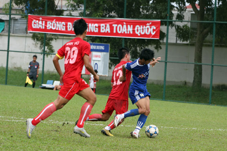 U.19 Đồng Tân Đồng Nai (áo sậm) buộc phải thắng trước trẻ Sài Gòn.           Ảnh: H.Anh