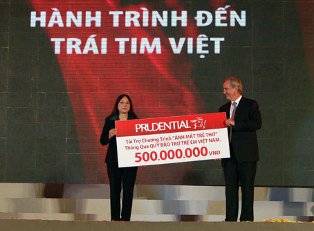 Ông Harvey McGrath, Chủ tịch HĐQT Tập đoàn Prudential (bên phải) trao tặng 500 triệu đồng cho Quỹ Bảo trợ trẻ em Việt Nam