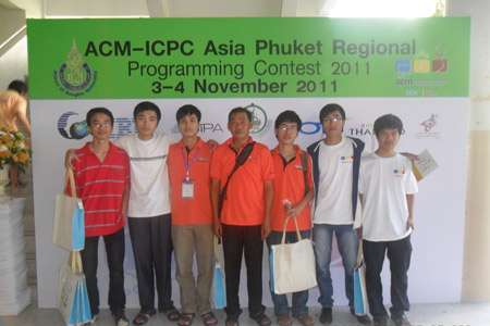 The two winning teams from FPT University.