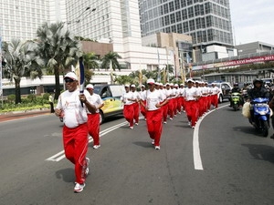 Rước đuốc SEA Games 26 trên đường phố Jakarta. (Nguồn: Reuters)