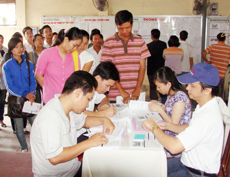 Người lao động tìm hiểu thông tin tại phiên giao dịch việc làm lần thứ 42. Ảnh: P. Uyên