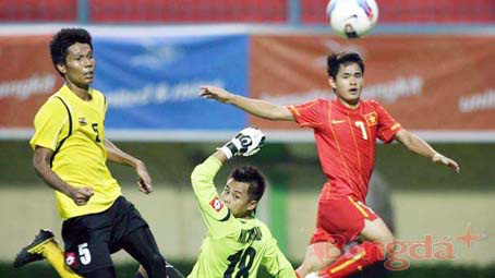 Đình Tùng (phải) ghi bàn ấn định chiến thắng 8-0 cho U23 VN.  Ảnh: TL