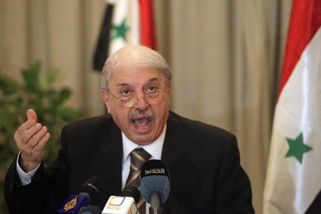 Ông Yussef Ahmad, đại sứ của Syria tại Liên đoàn Ảrập, phát biểu trong cuộc họp báo sau hội nghị cấp ngoại trưởng tại Ai Cập hôm 12-11.