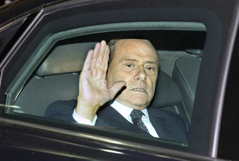 Ông Berlusconi vẫy chào người dân sau khi rời dinh tổng thống vào tối 12-11. Ảnh: AP.