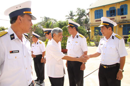 Nguyên Tổng bí thư Lê Khả Phiêu thăm một số đơn vị trong tỉnh