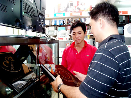 Khách chọn mua bếp điện từ tại cửa hàng Đại Nguyên, phường Tân Mai.      Ảnh: B.NGUYÊN