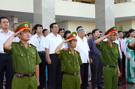 Đồng chí Lê Khả Phiêu dự lễ chào cờ.    Ảnh: C. Nghĩa