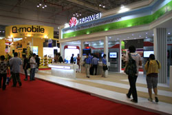 People visit Vietnam Comm, the Vietnam internet, IT and Electronics expo held in Ha Noi. 