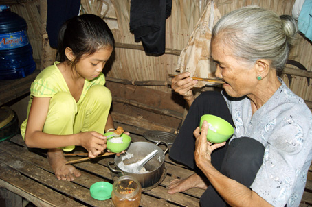 Bữa ăn trưa đạm bạc của hai bà cháu Lý Gia Hân. Ảnh: N.T