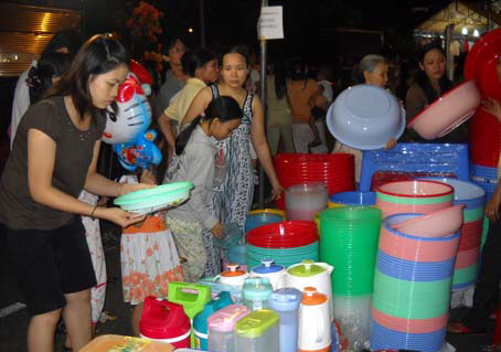 Nhựa Duy Thành tham gia phiên chợ hàng Việt về nông thôn tại huyện Long Thành thu hút đông khách mua.            Ảnh: B. NGUYÊN