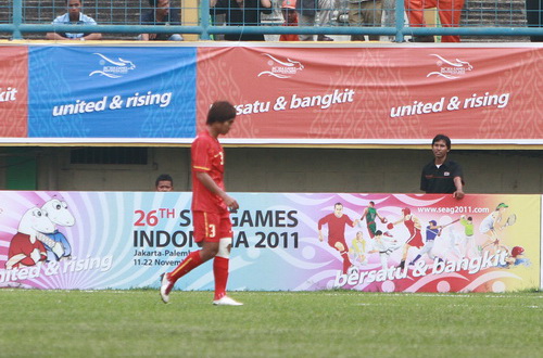 Long Giang nhận thẻ đỏ. (Ảnh: TTXVN)